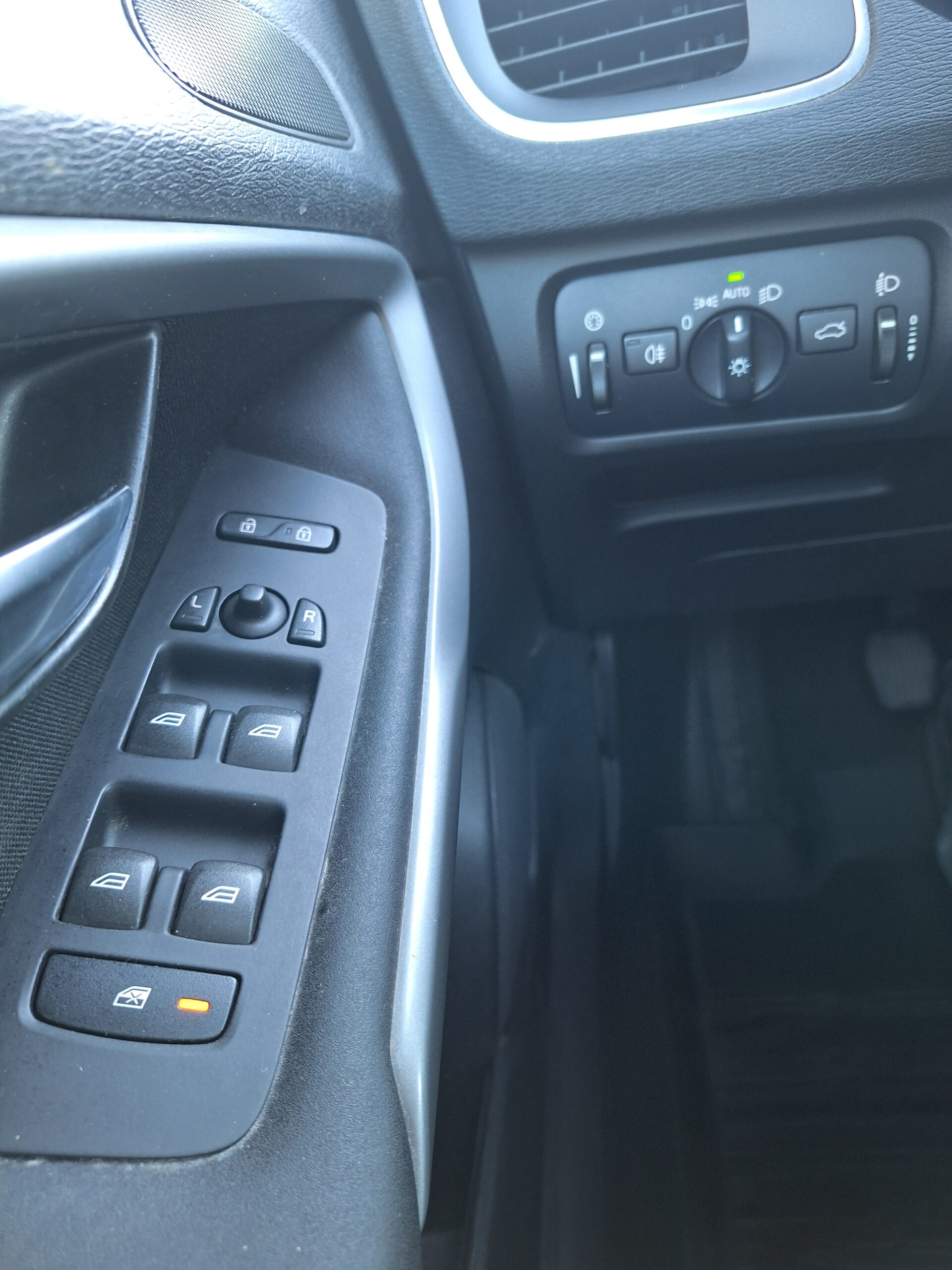 
								Volvo V40 1.6 D2 Kinetic/***NEUES PICKERL*** full									