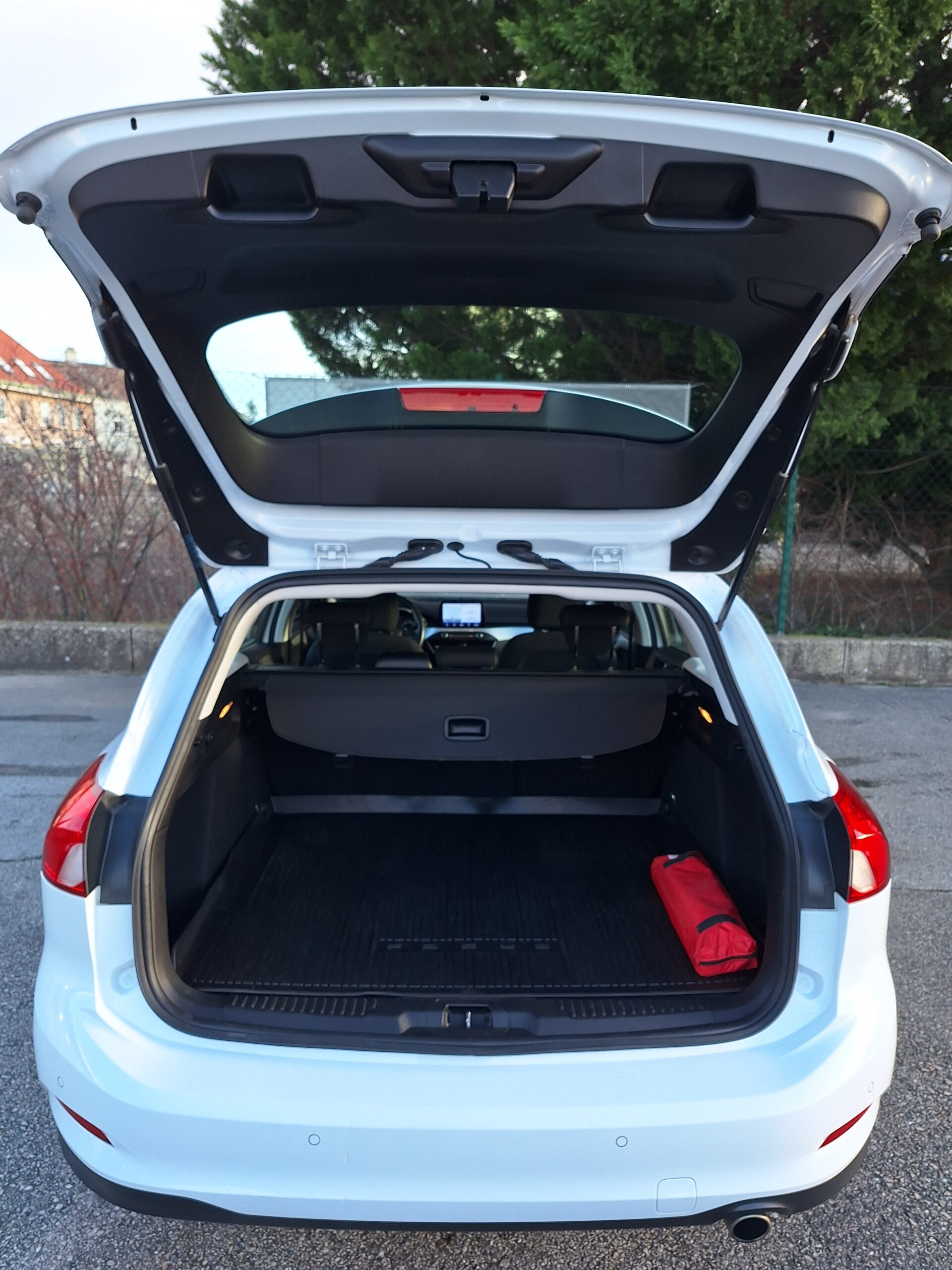 
								Ford Focus COOL & CONNECT full									