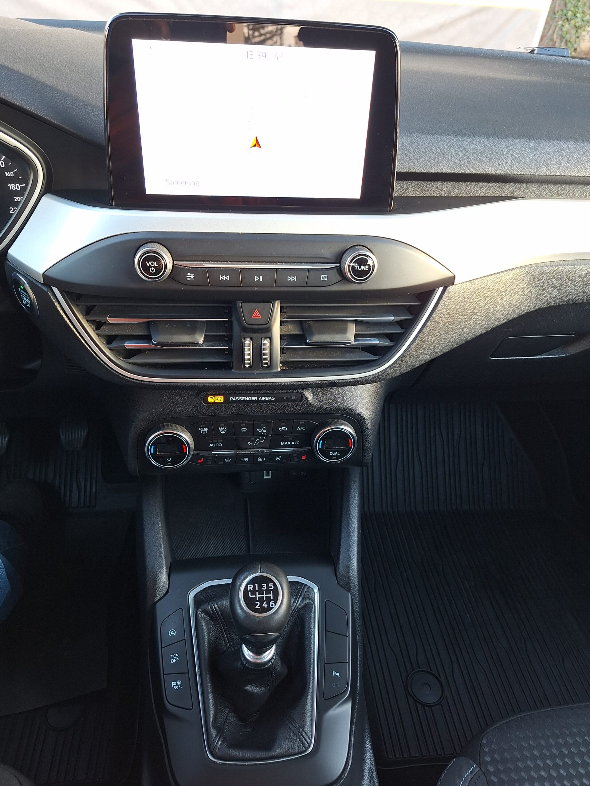 
								Ford Focus COOL & CONNECT full									