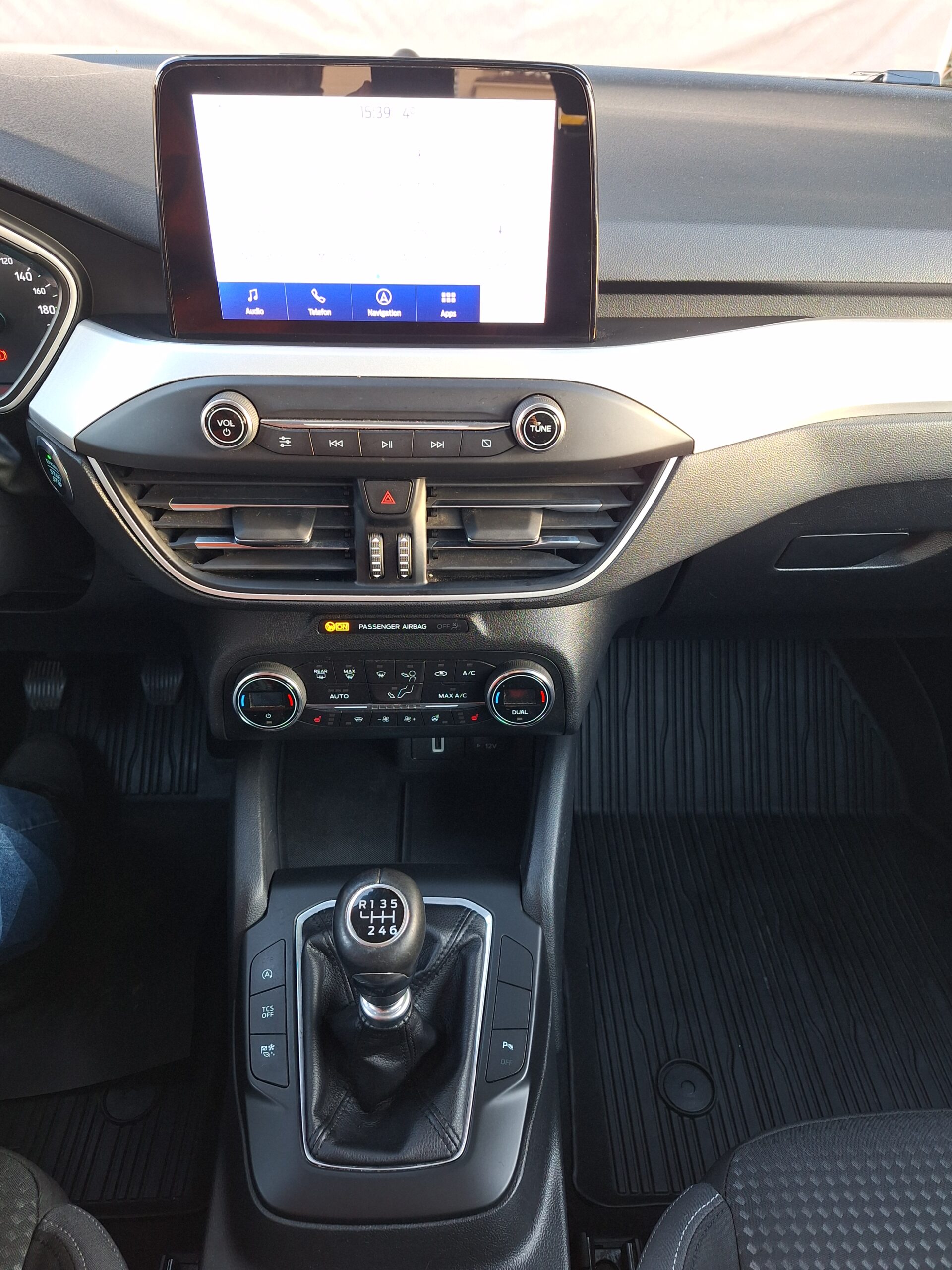 
								Ford Focus COOL & CONNECT full									