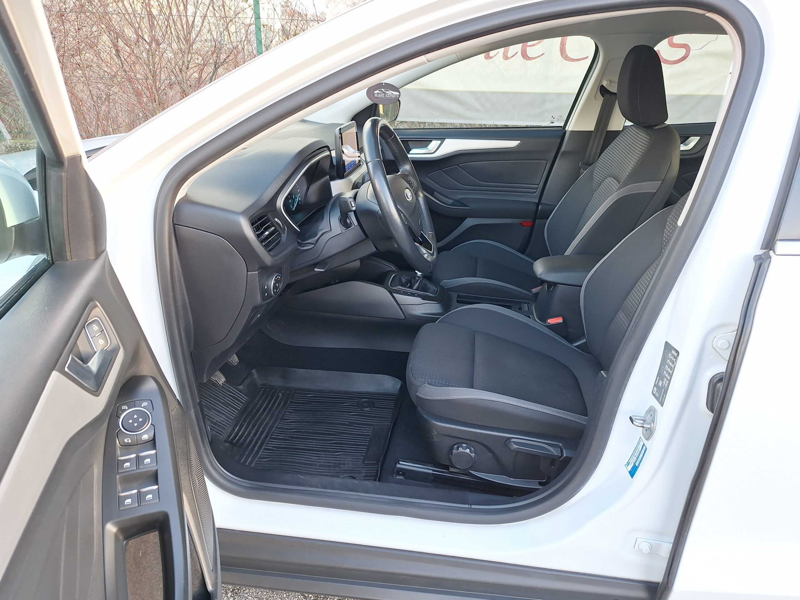 
								Ford Focus COOL & CONNECT full									