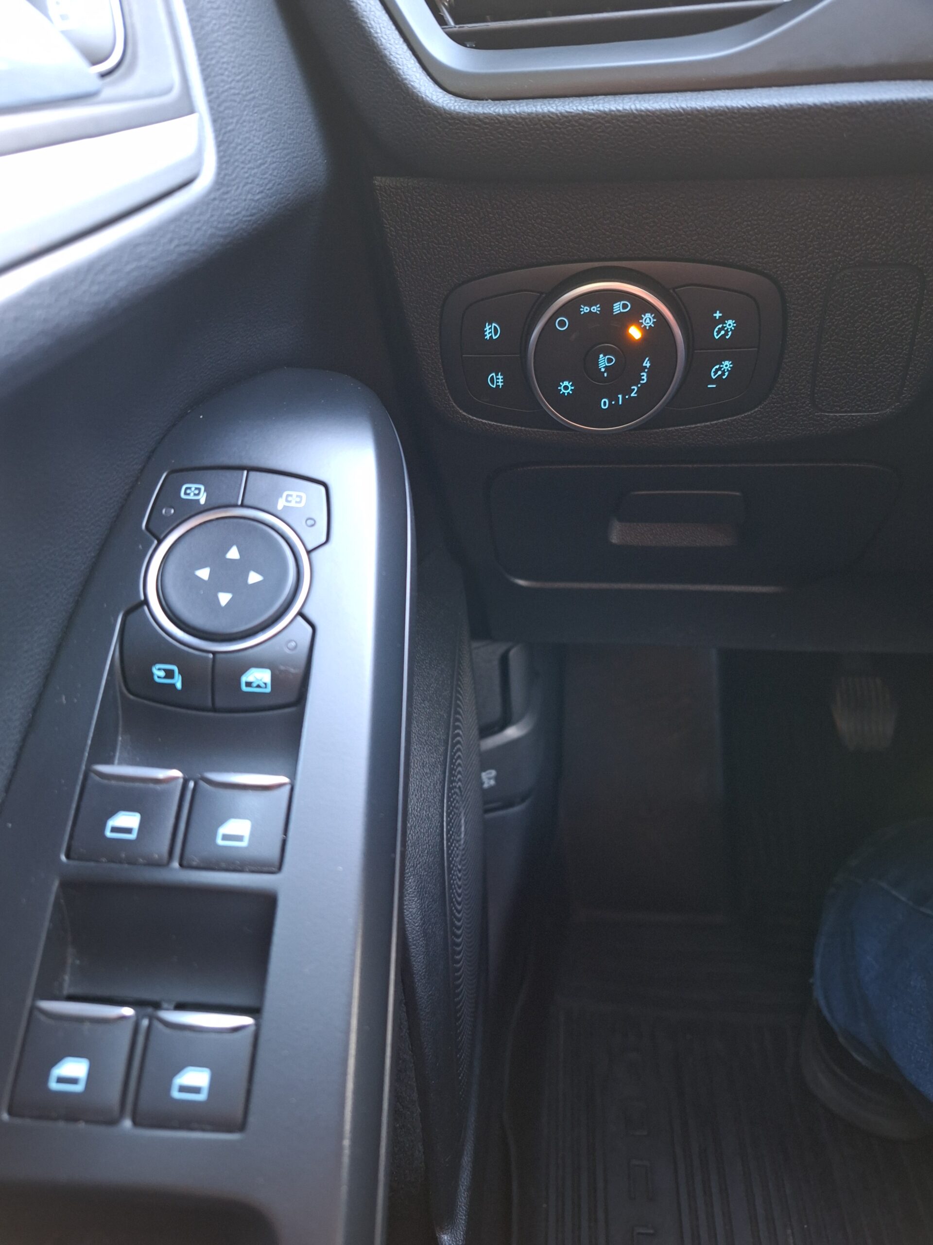 
								Ford Focus COOL & CONNECT full									