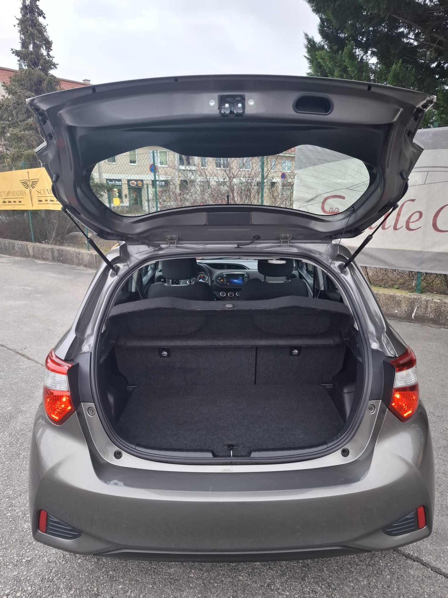 
								Toyota Yaris 1,0 VVT-i Active ***ANGEBOT*** full									