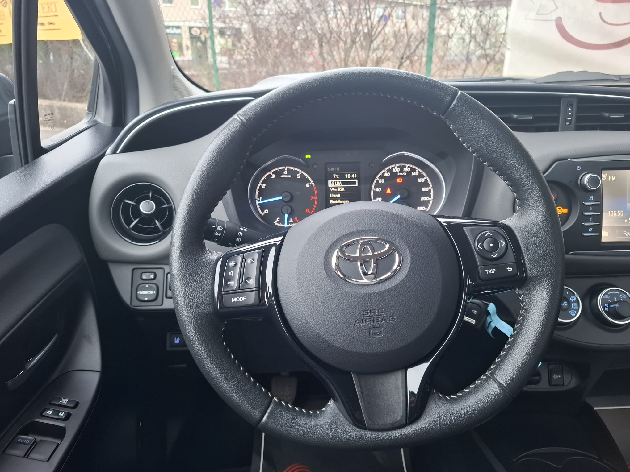 
								Toyota Yaris 1,0 VVT-i Active ***ANGEBOT*** full									